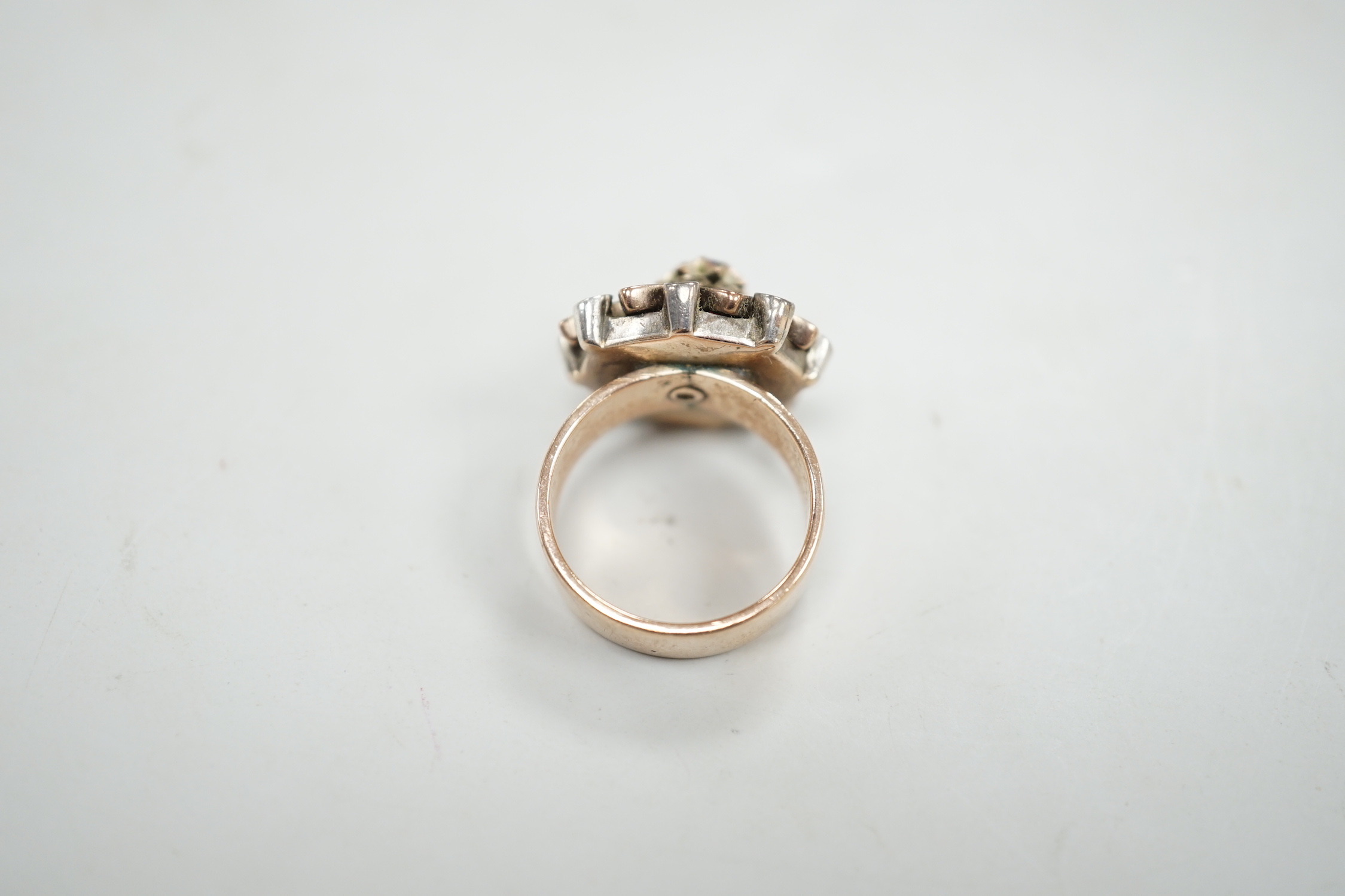 An antique yellow metal and two colour paste set cluster dress ring, size O, gross weight 10.8 grams.